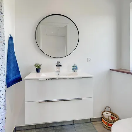 2 Bedroom Amazing In Casa de Férias