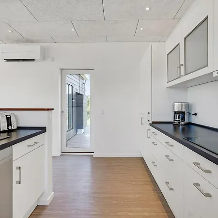 2 Bedroom Amazing In Casa de Férias